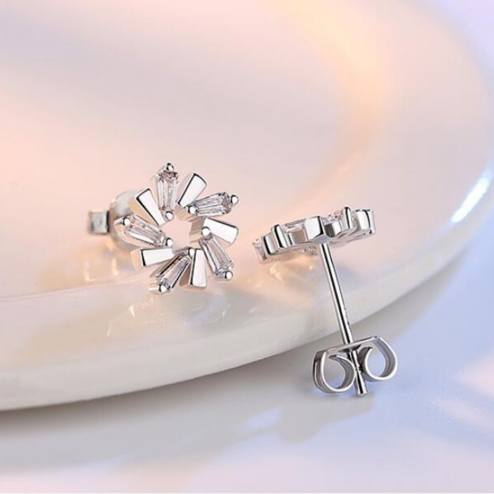 NEW 925 Sterling Silver Diamond Flower Earrings A - Picture 5 of 6